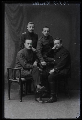 Grupp mehi, (foto tellija Laretei).  similar photo