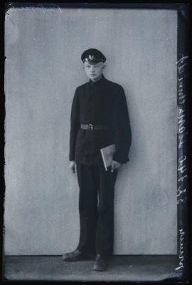 Kooliõpilane Hugo Hanschmidt.  similar photo