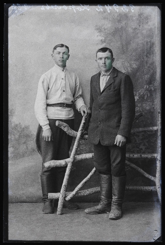 Kaks meest, (foto tellija Korolev).