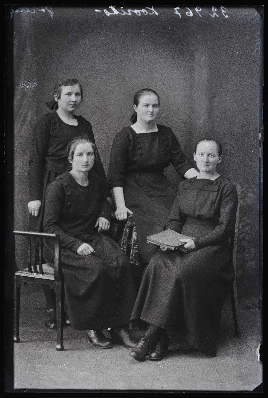 Grupp naisi, (foto tellija Koorits).
