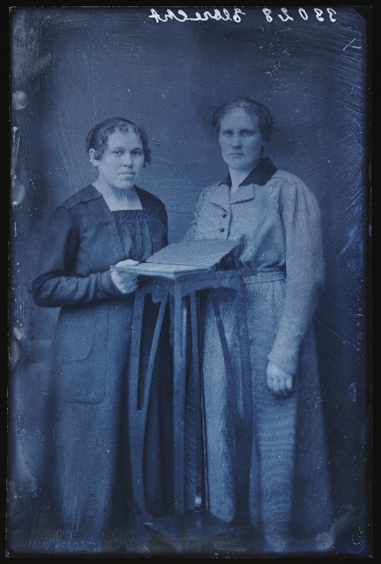 Kaks naist, (foto tellija Marie Elbrecht Võhmast).