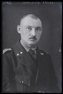 Sõjaväelane, sõjaväeametnik Sammul.  duplicate photo