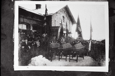 Püssi mõisas tapetud punakaartlaste Mihkel Aitsami, Rudolf Imbergi ja Jüri Kalmuse kirstud Tallinna linnahaigla surnukuuri juures.  duplicate photo
