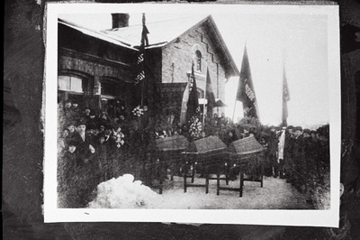 Püssi mõisas tapetud punakaartlaste Mihkel Aitsami, Rudolf Imbergi ja Jüri Kalmuse kirstud Tallinna linnahaigla surnukuuri juures.  similar photo