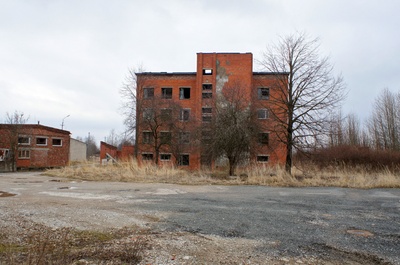 Talvine vaade Aseri keraamikatehase hoonele ja toodangule rephoto