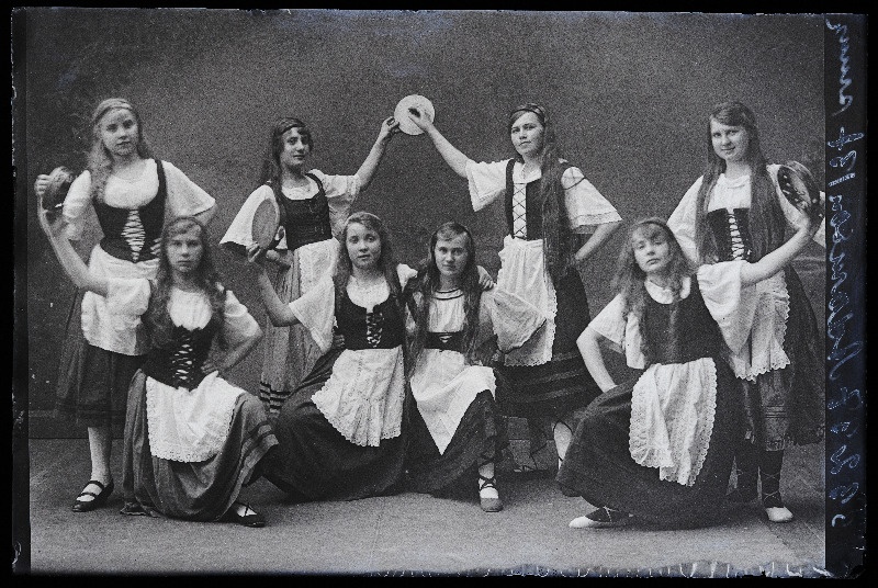Neidude tantsugrupp, (foto tellija Adamson).