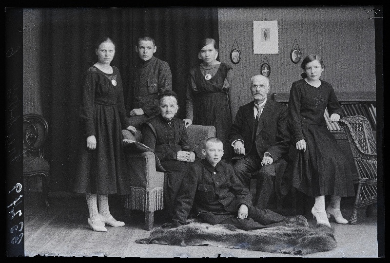 Grupp noori, vanaproua ja hr Freiberg [Freimann].