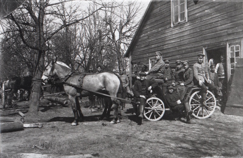 Vabadussõda. 3.Diviisi ülema käsundusohvitser leitnant Aleksander Jostmann (vankri tagaistmel vasakul) ja diviisiülema adjutant alamleitnant Aleksander Schäffer (Are Seliste) (vankri tagaistmel paremal) 1.Suurtükiväepolgu 3.patarei staabihoone ees Salisburgis (Väike-Salatsi, Mazsalaca). A.Schäfferi selja taga istub patareiülem alamleitnant August Rattiste (Ratiste).