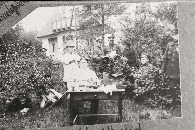 Vabadussõda. Juuksur juukseid lõikamas 6.Jalaväepolgu sidekomando sõduril Rodenpoisis (Ropaži).