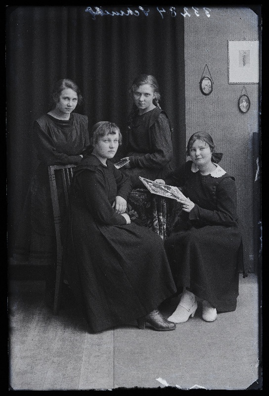 Grupp neiusid, (foto tellija Schmidt).