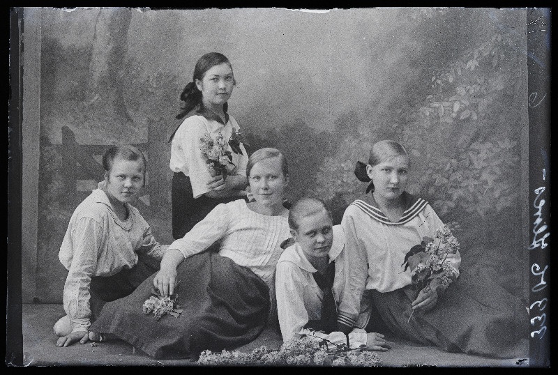 Grupp tütarlapsi, (foto tellija Ilves).