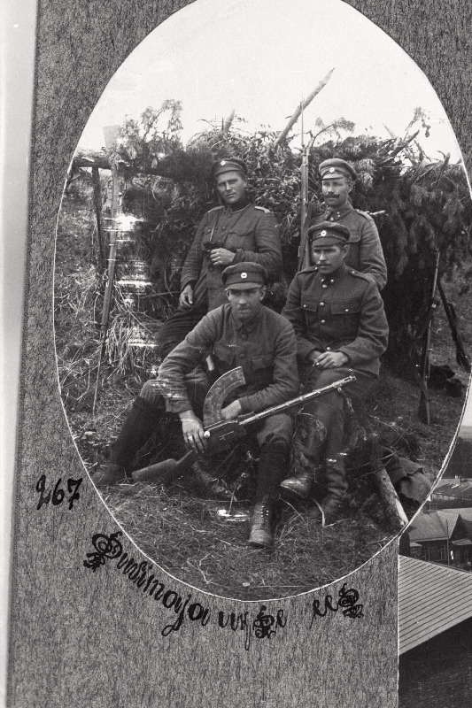 Vabadussõda. 6.Jalaväepolgu 7.roodu nooremohvitser lipnik Aleksander Jürgen (binokliga) koos allohvitseridega roodu positsioonil Molonetsi ja Sjumski külade vahel Porhovi lähedal.