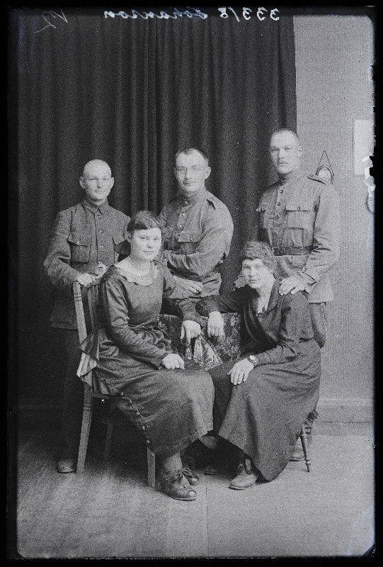 Grupp sõjaväelasi naistega, (foto tellija Johanson).