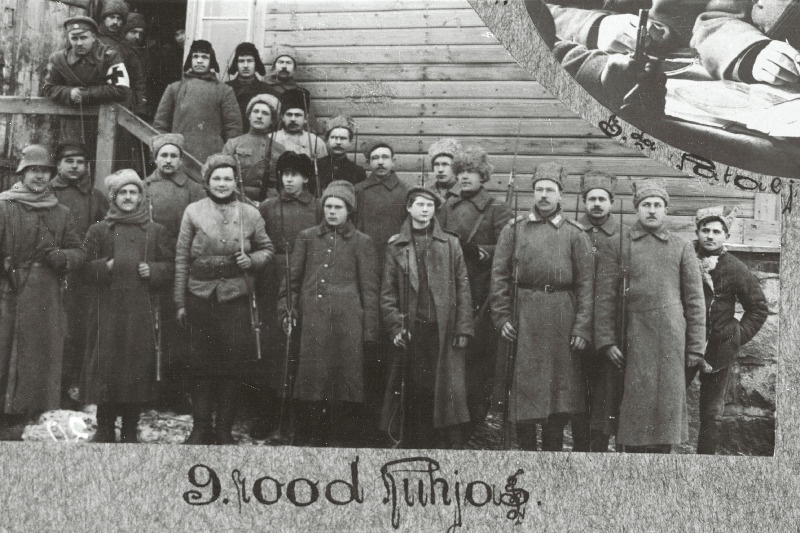 Vabadussõda. 6.Jalaväepolgu 9.roodu sõdurid Ruhja (Rujiena) koolimaja juures. Esireas vasakult esimene rooduülem leitnant Jaan Junkur.