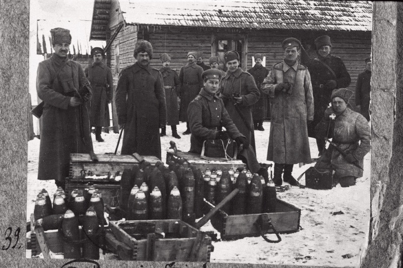 Vabadussõda. 1.Suurtükiväepolgu 3.patarei sõdurid laskemoona kastidega Ruhja (Rujiena) lähedal.