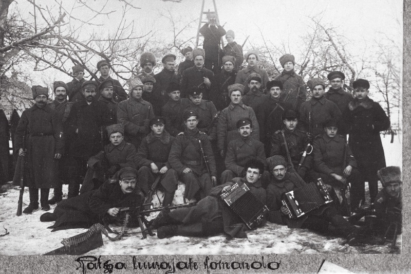 Vabadussõda. 6.Jalaväepolgu ratsaluurajate komando puhkusel Mõisaküla lähedal Lamba talus. Kaks meest lõõtspillidega. [Istujatest vasakult viies komandoülem lipnik Karl Kirschfeldt (Kirsiväli)].