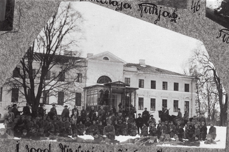 Vabadussõda. 6.Jalaväepolgu 1.roodu ja ratsaluurajate komando sõdurid Nauksi (Naukšeni) mõisa peahoone ees.