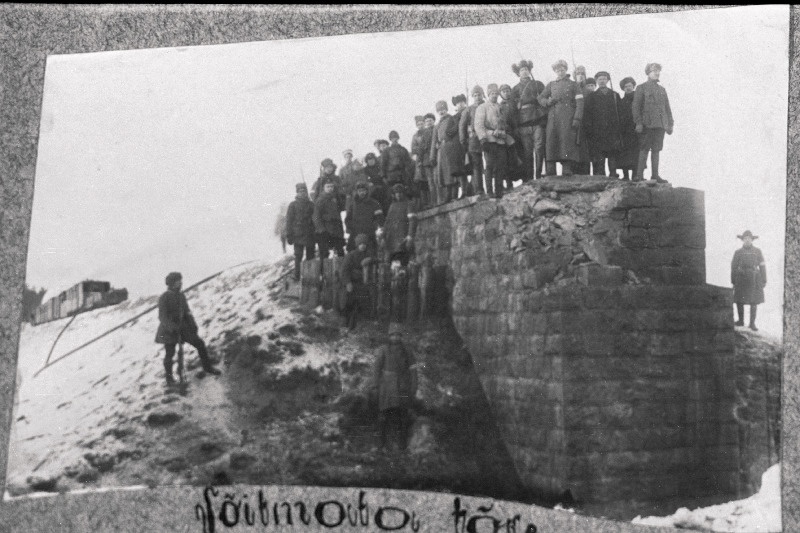 Vabadussõda. Kitsarööpalise soomusrongi nr.2 dessantrood Scoutspataljonist Kawershofi (Karva) purustatud raudteesilla juures.