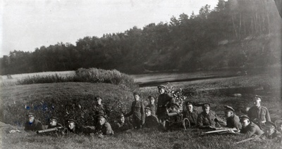 Vabadussõda. 6.Jalaväepolgu 4.roodu kuulipildujate rühm Tšerjoha jõe ääres. Keskel seisab rühmaülem ohvitseri asetäitja Johann Reilent (Rajande).  duplicate photo