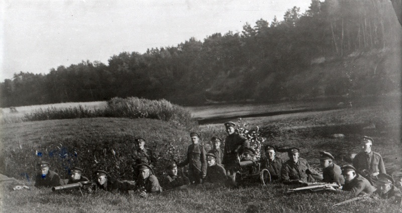 Vabadussõda. 6.Jalaväepolgu 4.roodu kuulipildujate rühm Tšerjoha jõe ääres. Keskel seisab rühmaülem ohvitseri asetäitja Johann Reilent (Rajande).