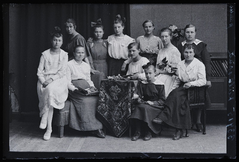 Grupp naisi ja neiusid, (foto tellija Kiilaspää [Kiilaspea]).