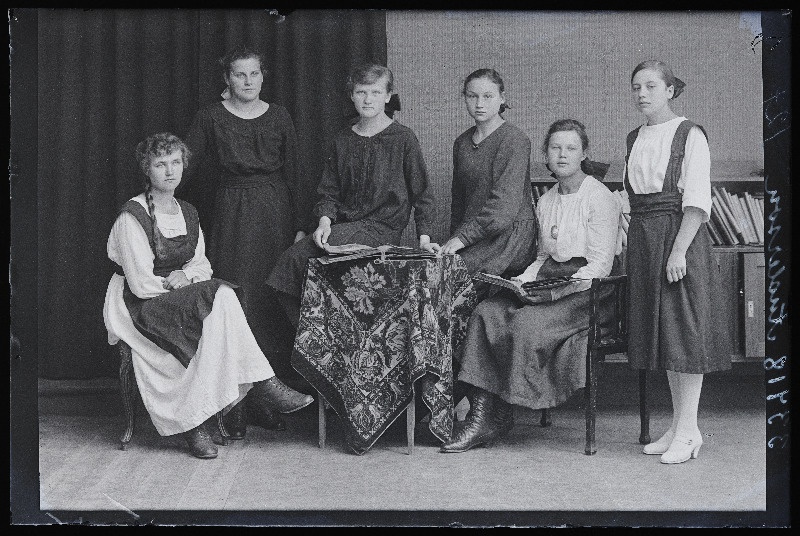Grupp naisi, (foto tellija Anderson).