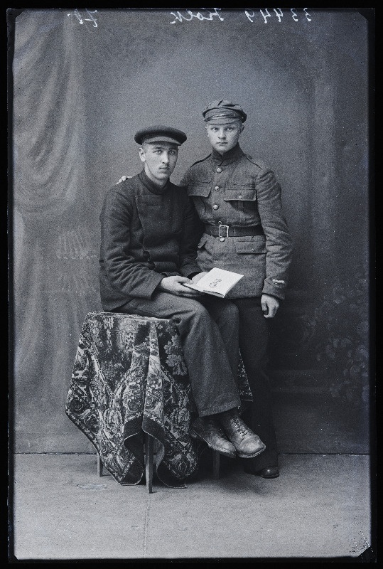 Kaks noormeest, (foto tellija Kolk).