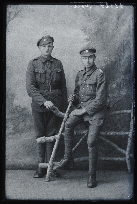Kaks sõjaväelast, (foto tellija Pori).