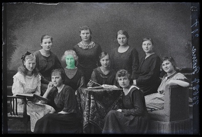 Grupp neiusid, (foto tellija Peerna).  similar photo