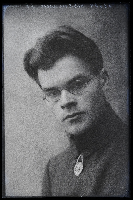 Vanemuise teatri laulja Arnold Vismann (Aarne Viisimaa).