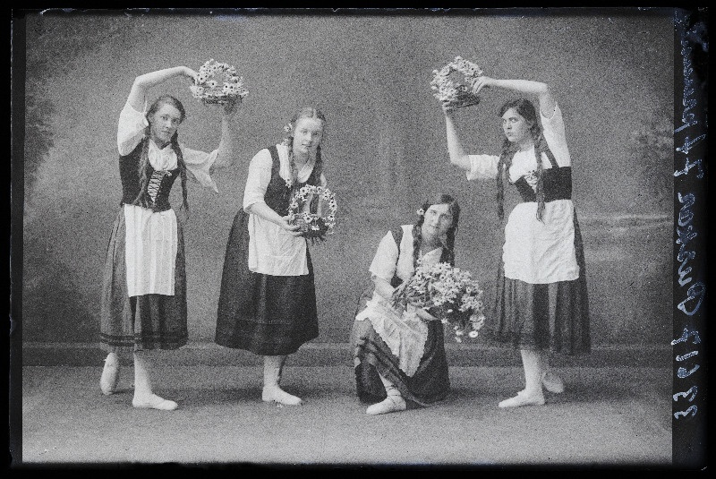 Neidude tantsugrupp, (foto tellija Puskar).