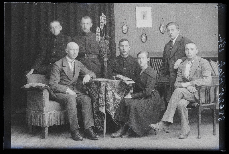 Grupp inimesi, (foto tellija Rist).