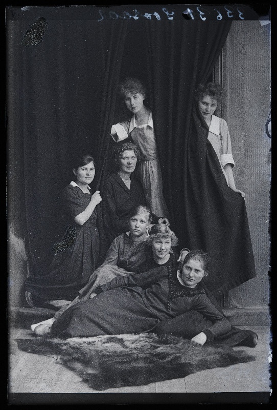 Grupp naisi, (foto tellija Soosaar).