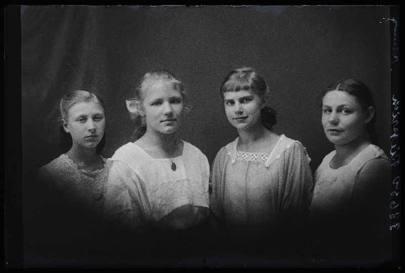 Grupp neiusid, (foto tellija Rieprich).
