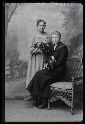 Kaks naist, (foto tellija Aasov).  similar photo