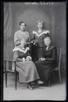 Grupp naisi, (foto tellija Aasov).  similar photo