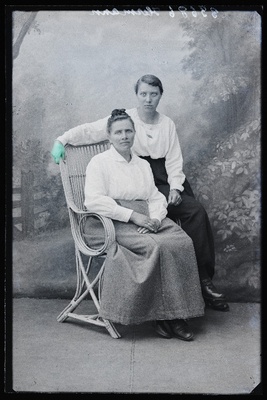Kaks naist, (foto tellija Hermann).  duplicate photo
