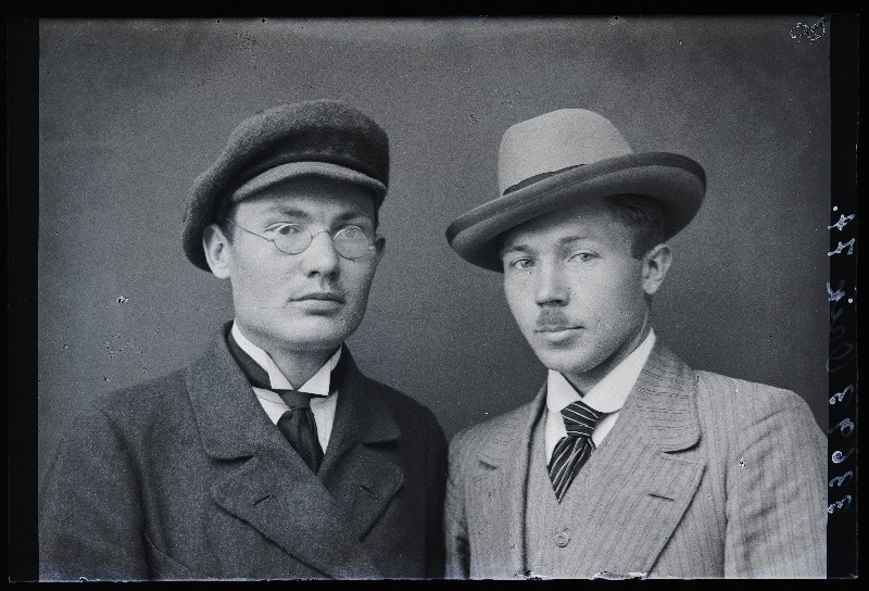 Kaks meest, (foto tellija Orik).