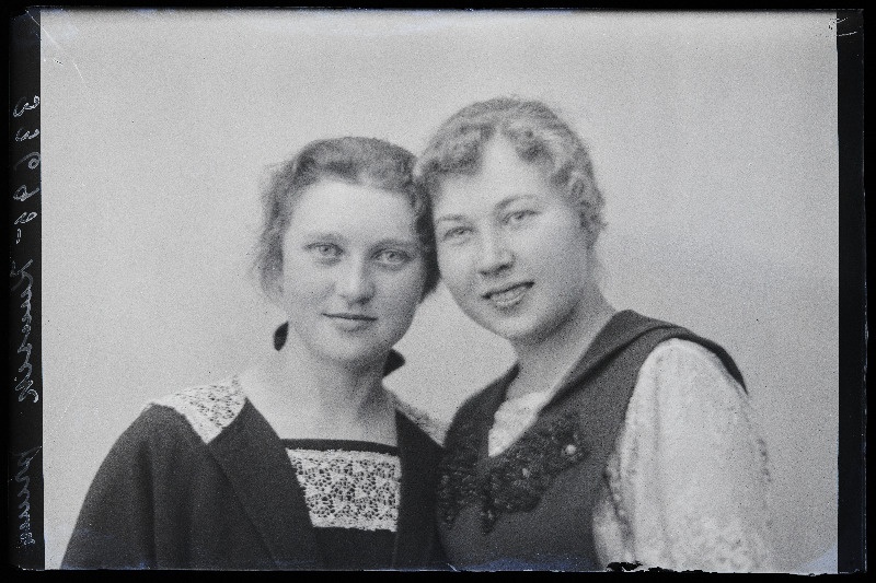Kaks naist, (foto tellija Kuusik).