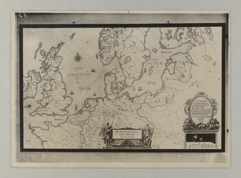 "Livland-Estland Austellung". Fotokoopiad näituse väljapanekutest: skeeme ja kaarte Eesti- ja Liivimaa kohta majandusest, rahvastikust jms. stende balti-saksa kultuuritegelastest, venelaste sõjavastase propaganda plakateid, metsloomade topiseid jm.