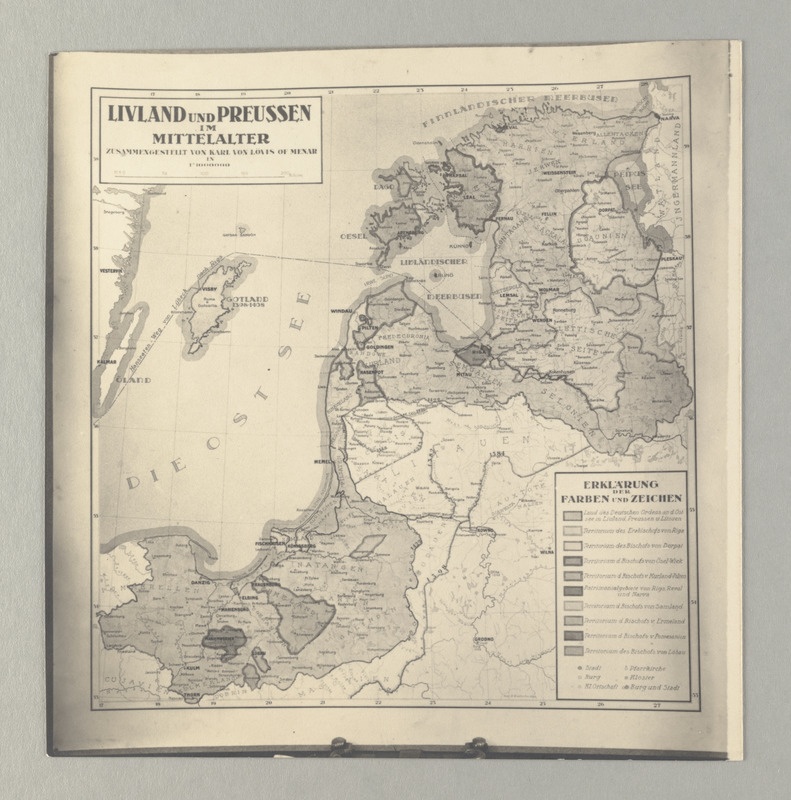 "Livland-Estland Austellung". Fotokoopiad näituse väljapanekutest: skeeme ja kaarte Eesti- ja Liivimaa kohta majandusest, rahvastikust jms. stende balti-saksa kultuuritegelastest, venelaste sõjavastase propaganda plakateid, metsloomade topiseid jm.