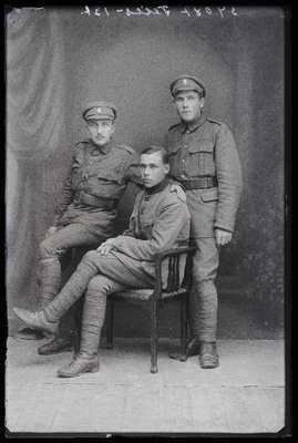 Grupp sõjaväelasi, (foto tellija Teiss).  duplicate photo