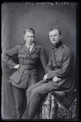 Kaks sõjaväelast, paremal Jürgen.  similar photo