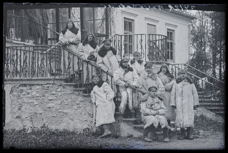 Suurtükiväe välipatarei nr 14 sõjaväelased Vana-Võidu mõisa härrastemaja trepil, (negatiiv ilmutatud 31.07.1920).