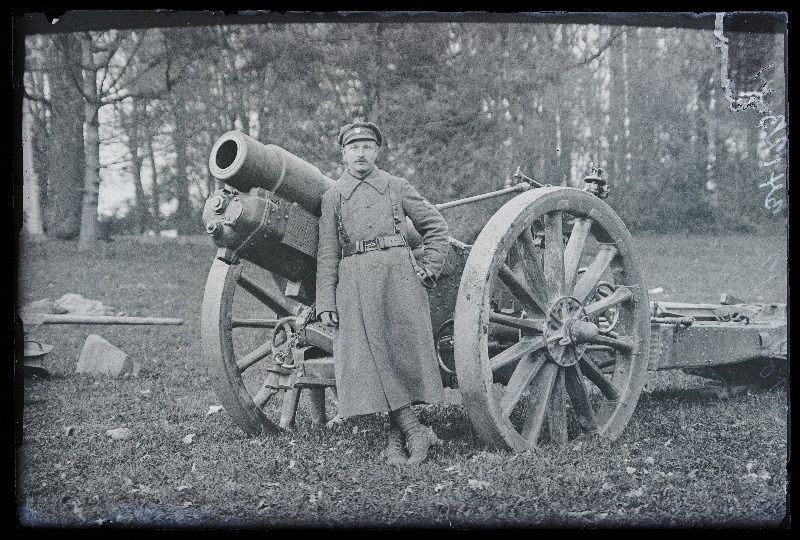 Suurtükiväe välipatarei nr 14 sõjaväelane reamees Ernst Todi suurtüki juures Vana-Võidu mõisas, (negatiiv ilmutatud 31.07.1920, foto tellija Todi).