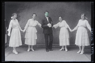 Grupp leerilapsi: vasakult 1. Laarmann, 2. Meiner, 4. Pruuden.  similar photo