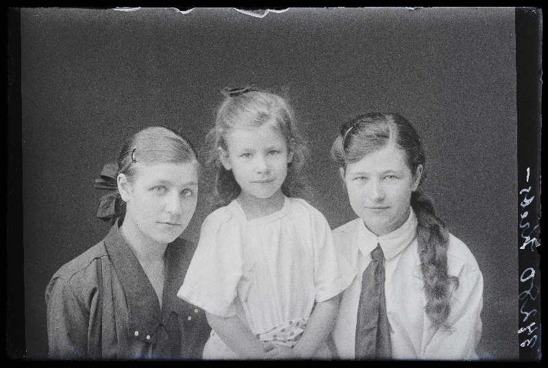 Kolm tütarlast, (foto tellija Grebs [Krebs]).