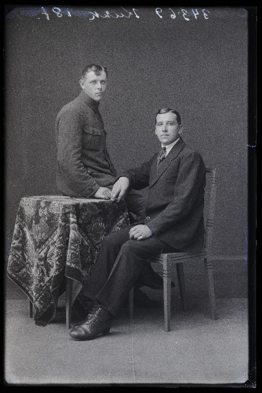 Kaks meest, (foto tellija Kukk).