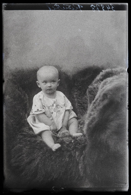 Väike laps, (foto tellija Rüütel).
