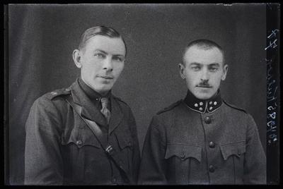 Kaks sõjaväelast, (foto tellija Kulbok).  duplicate photo